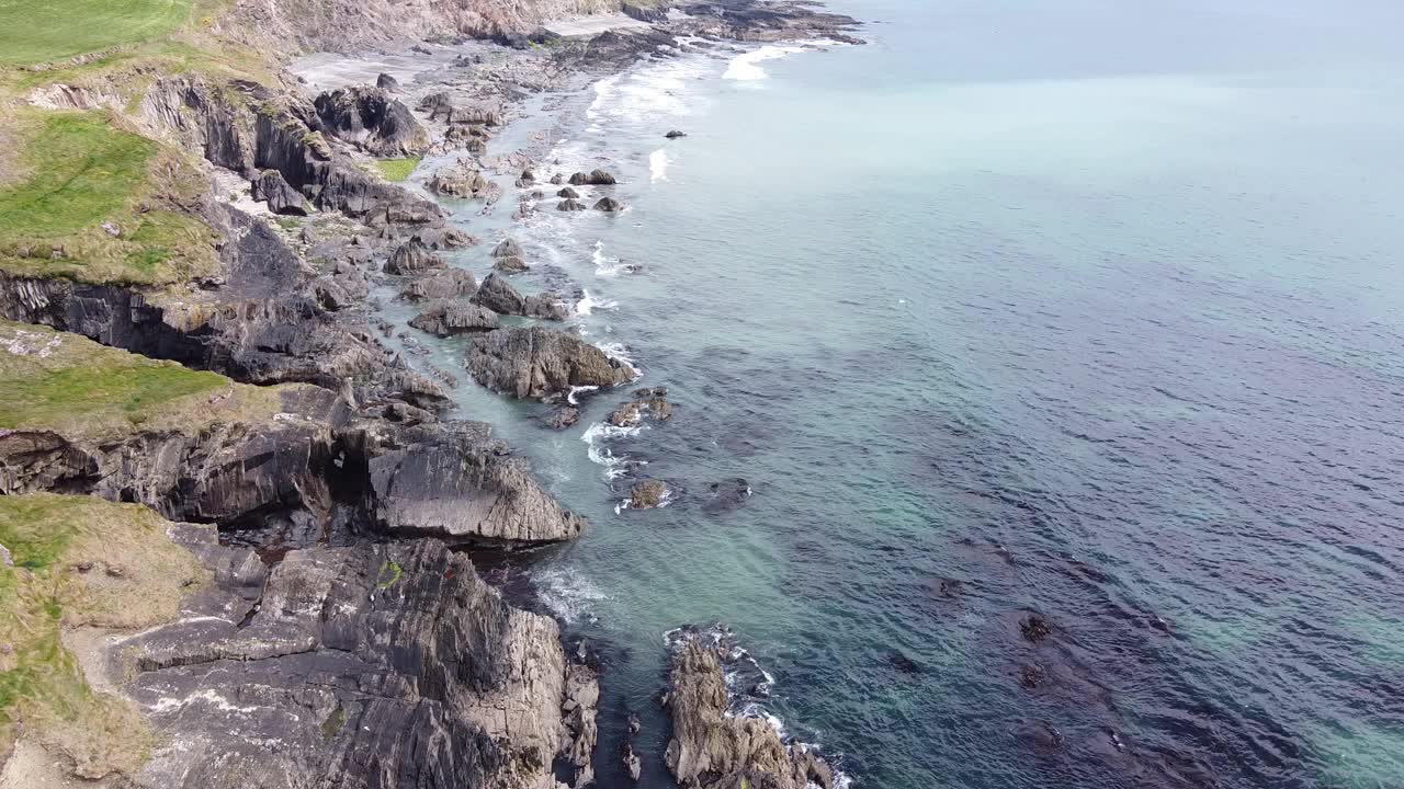 美丽的海景。凯尔特海的岩石海岸。广阔的海洋空间。航拍全高清格式。视频素材