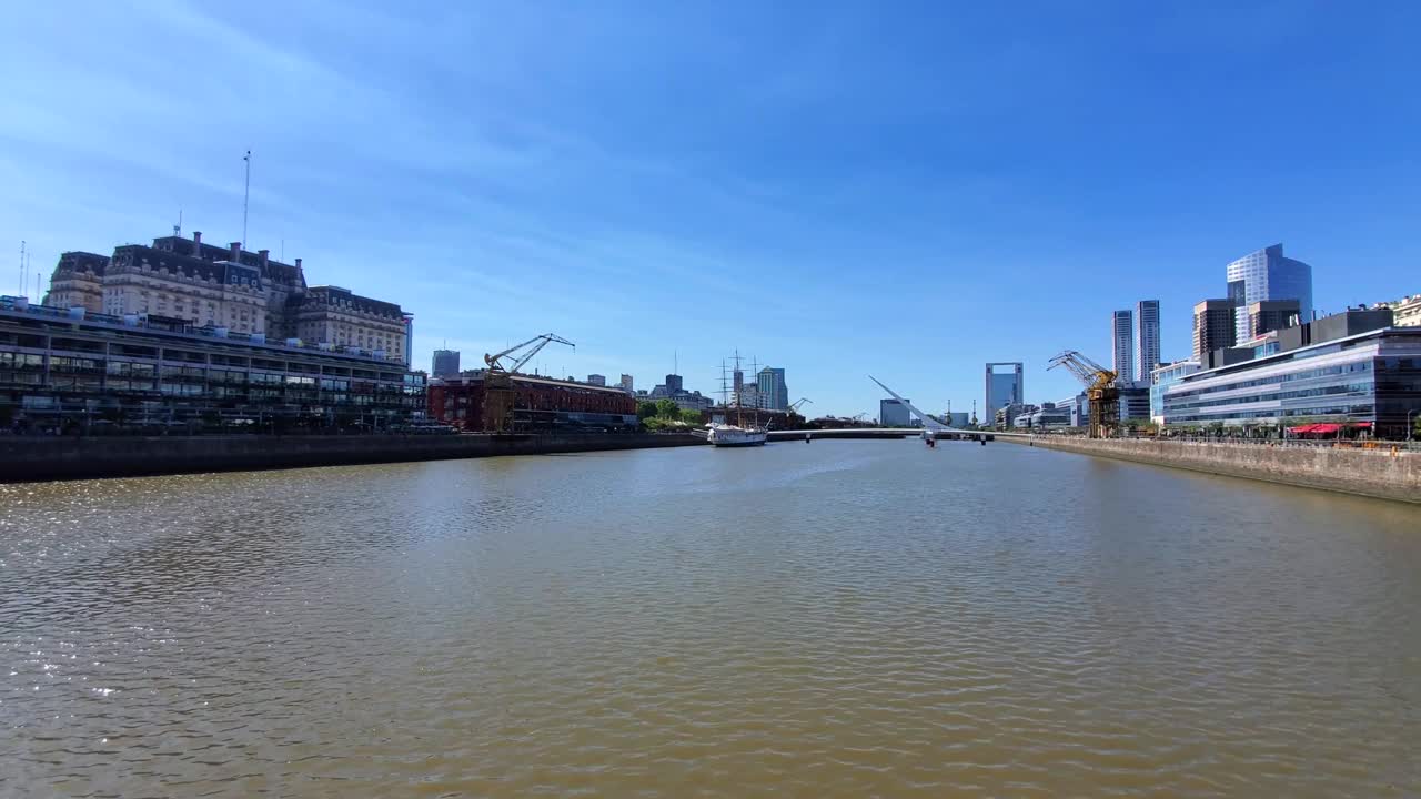 阿根廷，布宜诺斯艾利斯，马德罗港的天际线和城市景观，拉普拉塔的海滨视频素材