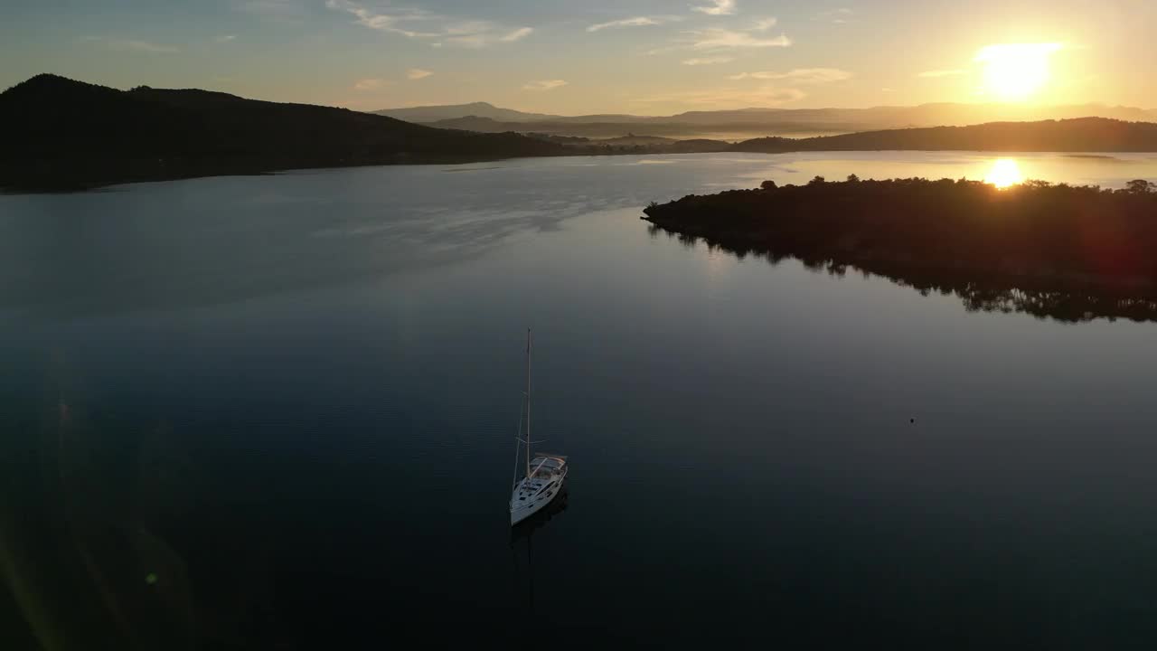 帆船独自停泊在海湾里。股票视频视频下载