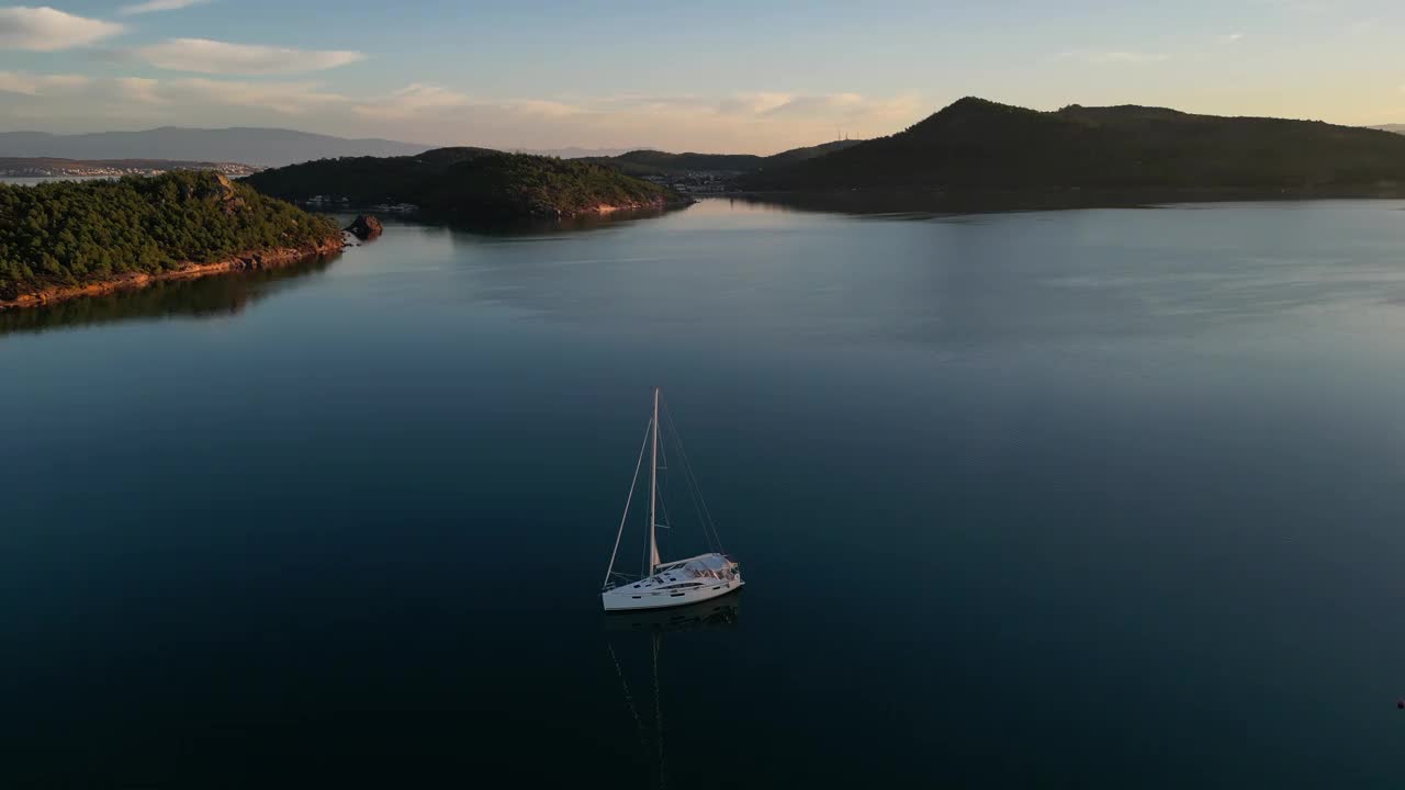 帆船独自停泊在海湾里。股票视频视频下载