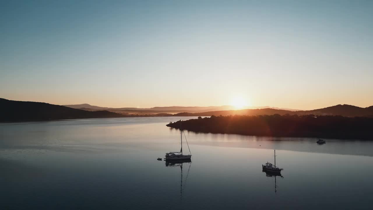 帆船独自停泊在海湾里。股票视频视频下载