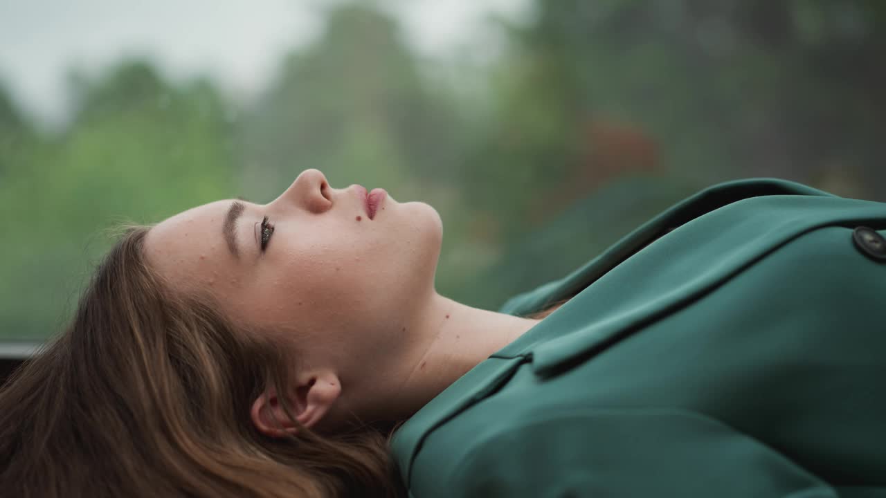 疲惫不堪的女人瘫倒在窗边视频素材