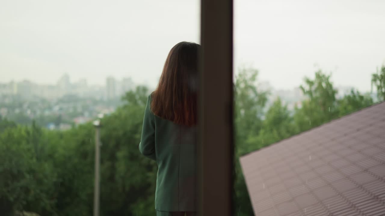 有思想的女人站在雨中的屋顶上视频素材