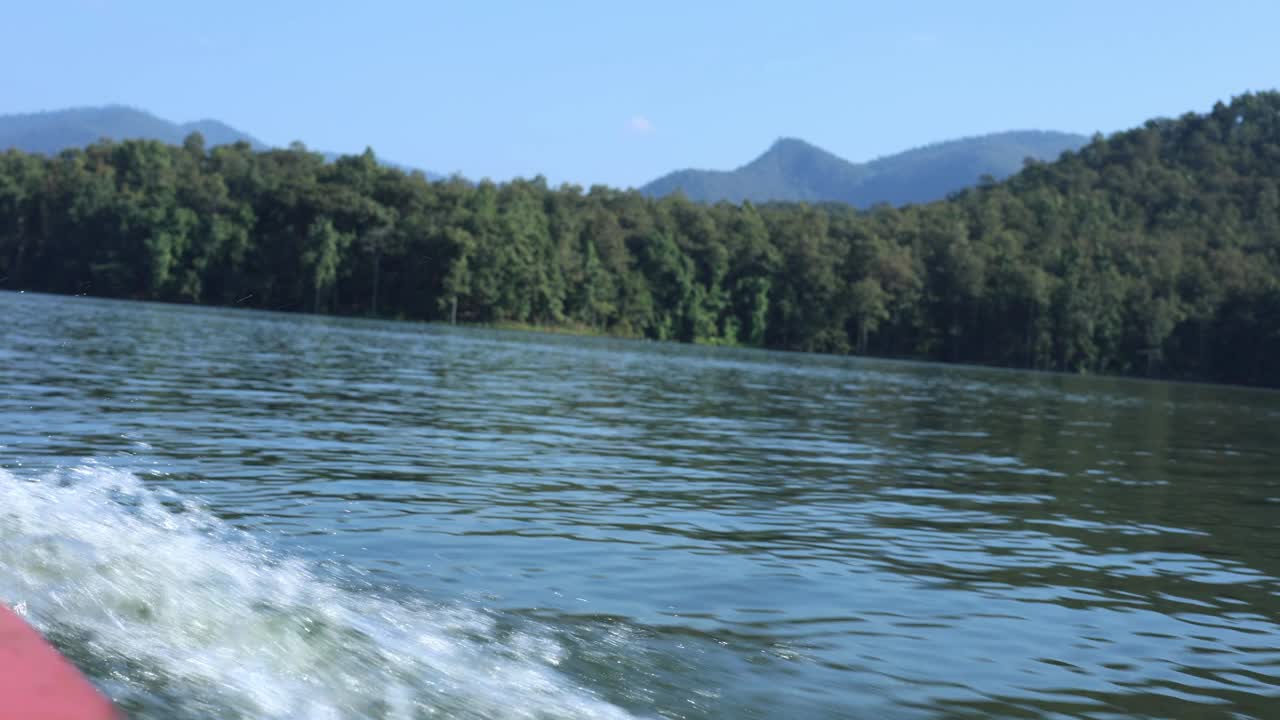 在风景优美的湖上乘船视频素材