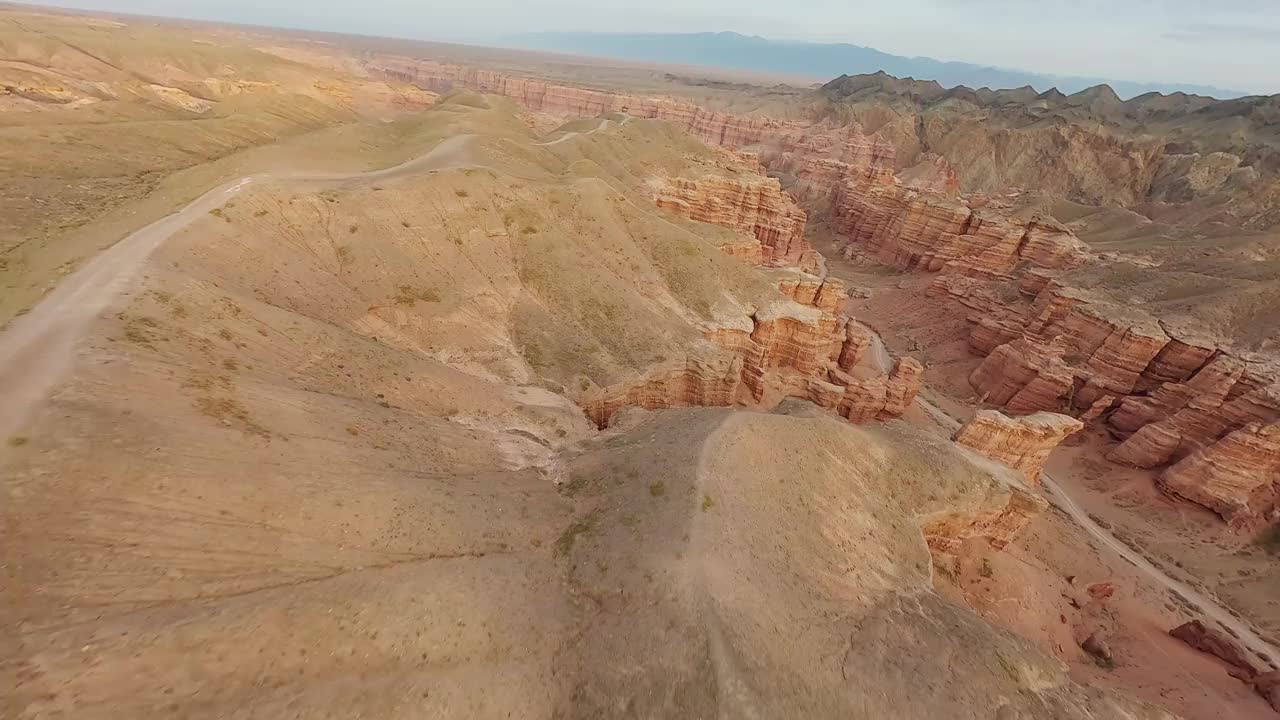 FPV无人机俯冲拍摄山地岩石地质地层石质结构速度坠落峡谷阳光自然鸟瞰图。悬崖地形电影海拔沙漠山谷景观。视频素材