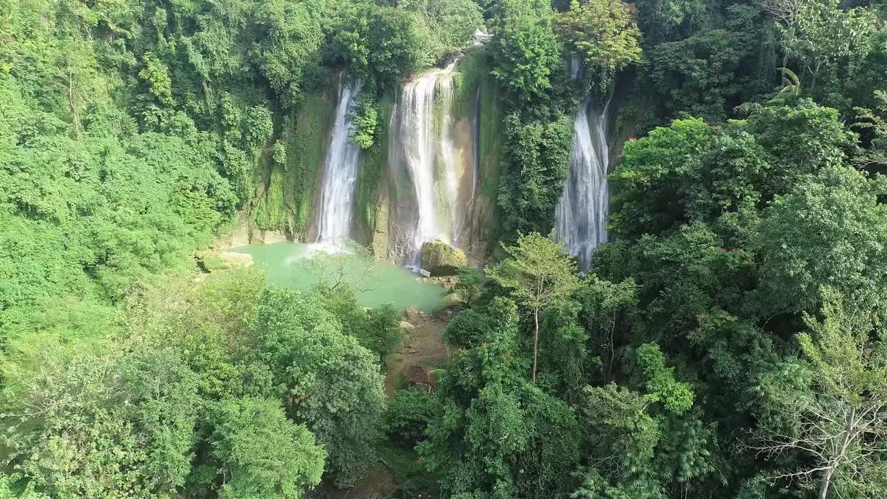 瀑布隐藏在热带森林里视频素材