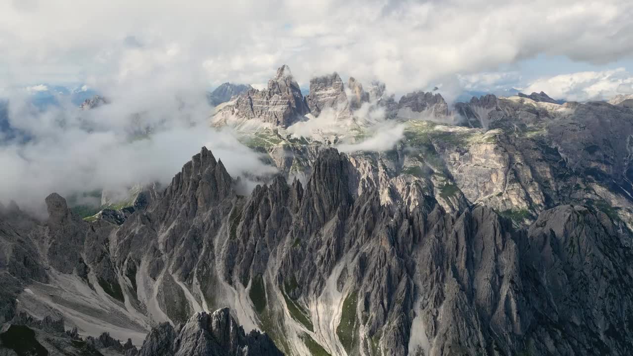 卡迪尼迪米苏里纳山脉鸟瞰图，背景是拉瓦雷多山脉。意大利的多洛米蒂山脉是远足和攀岩的好地方。视频下载