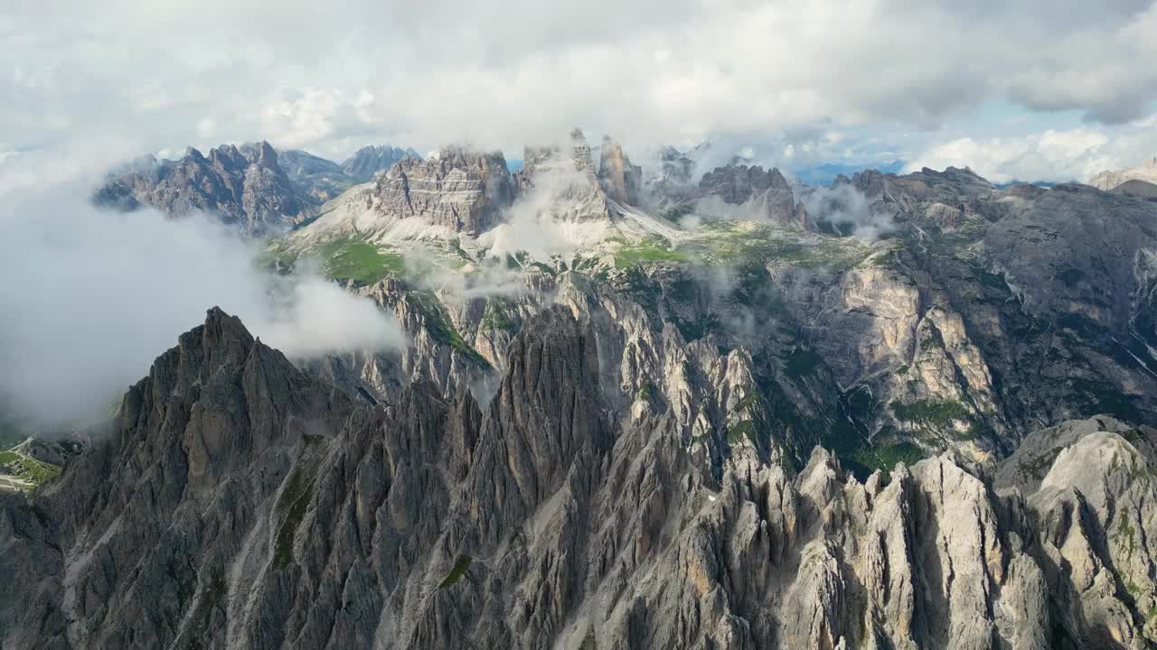 卡迪尼迪米苏里纳山脉鸟瞰图，背景是拉瓦雷多山脉。意大利的多洛米蒂山脉是远足和攀岩的好地方。视频下载