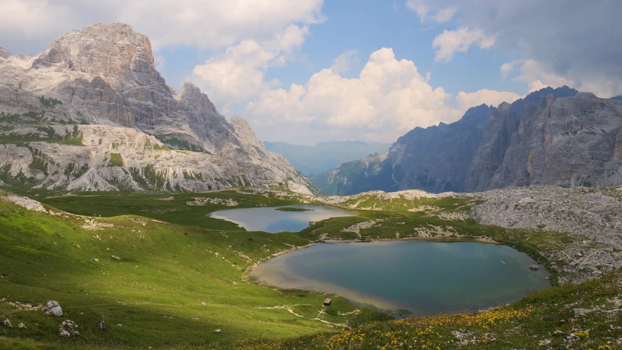 意大利多洛米蒂山脉附近拉瓦雷多的Laghi dei Piani景观。美丽而著名的风景，适合徒步旅行者和登山者。山上有令人惊叹的湖泊。视频下载