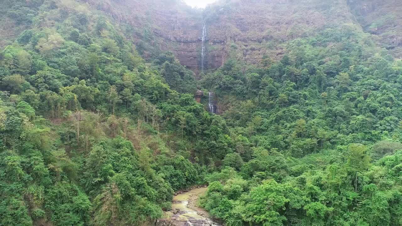 在西爪哇的西列图地质公园，悬崖上美丽的瀑布被雨林包围。视频素材