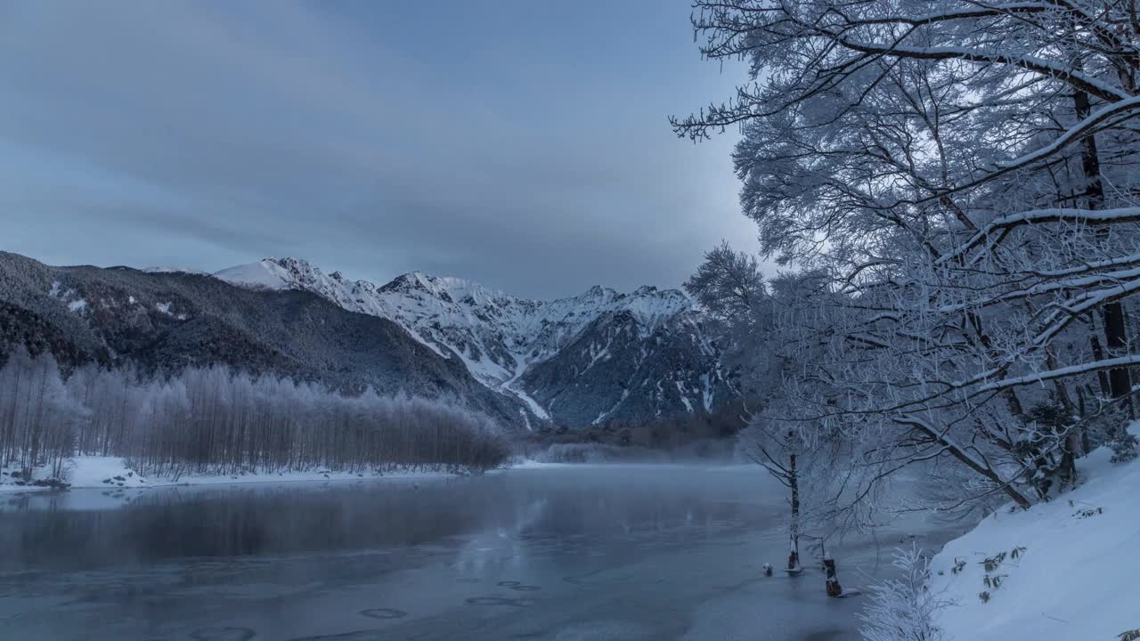 冬季上高知雪行，大正池中反射的保高山脉的时间变化视频下载