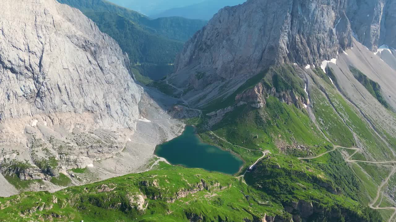 沃拉亚湖，沃拉耶湖，位于意大利和奥地利的边界，背景是Coglians山。阴天有太阳。充满活力的颜色。远足者的美丽目的地。视频下载