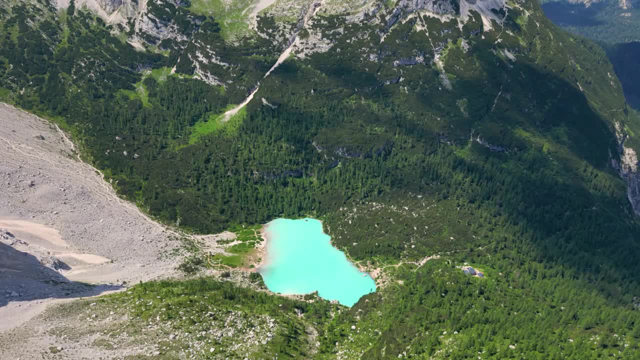 鸟瞰蓝绿色的索拉皮斯湖(Lago di Sorapiss)，背景是山脉。意大利多洛米蒂最美丽的湖泊之一。著名的目的地。视频素材