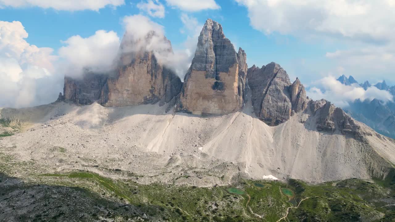 意大利白云石山脉的拉瓦雷多山鸟瞰图。非常有名的徒步旅行和攀岩的地方。视频素材