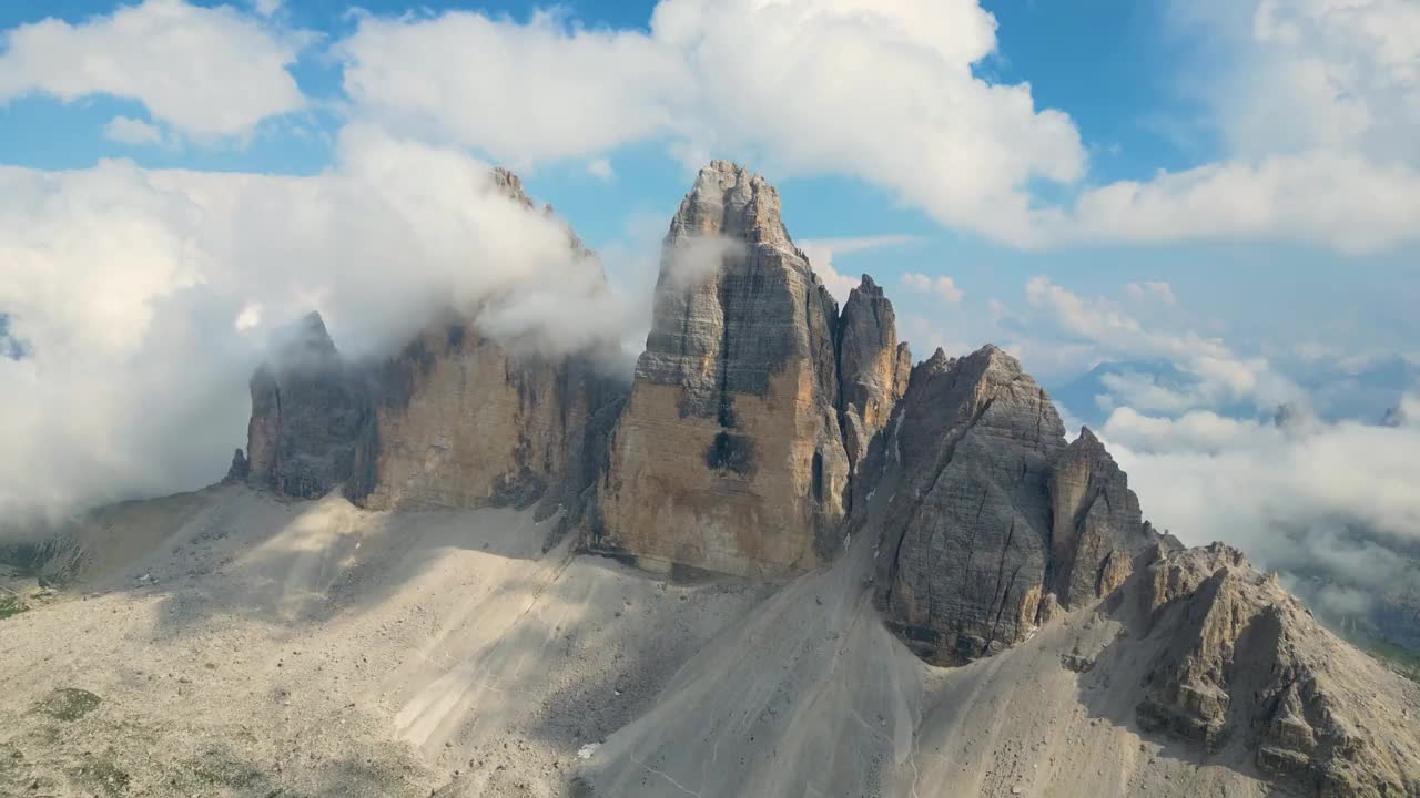 意大利白云石山脉的拉瓦雷多山鸟瞰图。非常有名的徒步旅行和攀岩的地方。视频下载