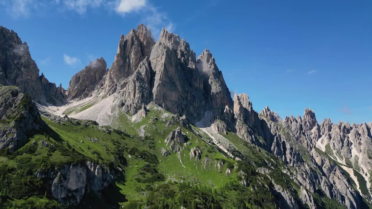 卡迪尼迪米苏里纳山脉鸟瞰图，背景是拉瓦雷多山脉。意大利的多洛米蒂山脉是远足和攀岩的好地方。视频下载