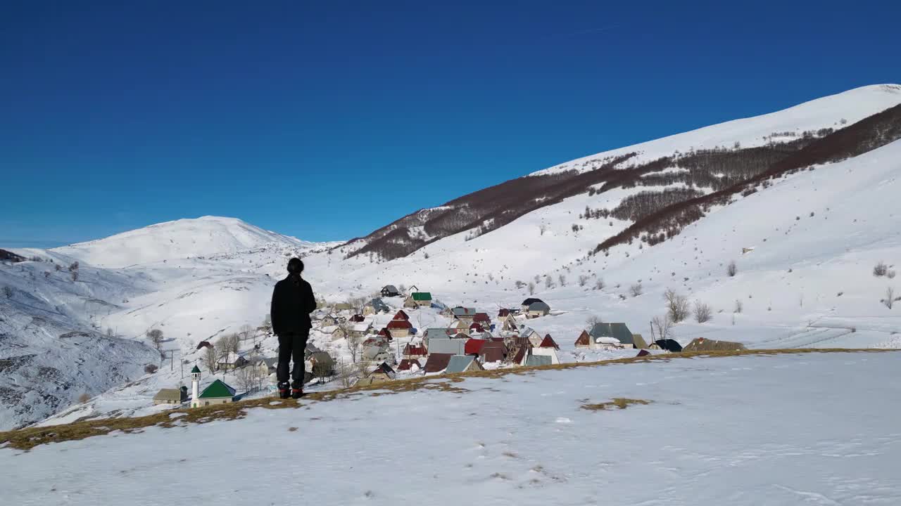 冬季山村的无人机鸟瞰图。雪白的风景和登山者的生活方式。波斯尼亚和黑塞哥维那的Lukomir村。视频下载