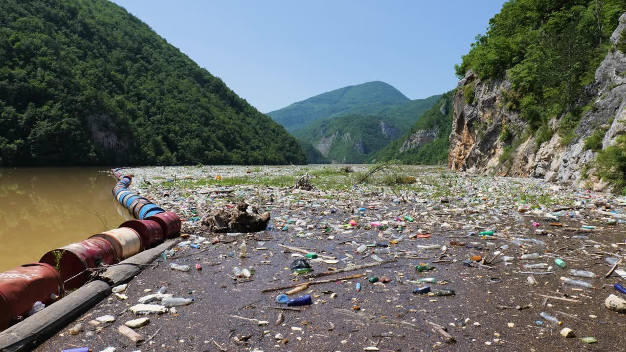 垃圾漂浮在波斯尼亚和黑塞哥维那的德里纳河上。塑料垃圾和河流污染。垃圾岛。环境问题。采取行动保护地球。视频下载