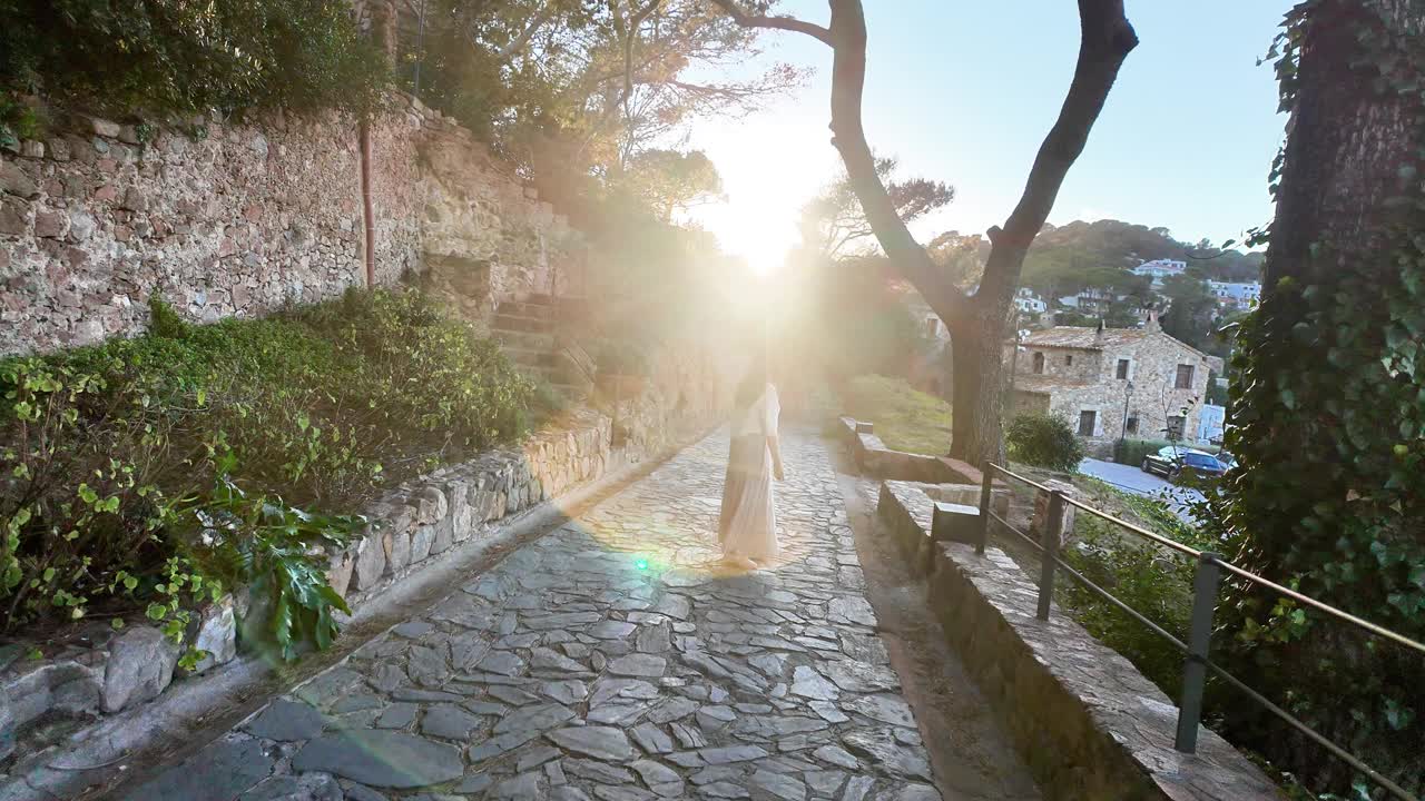 夕阳下，老妇人走在老城的公园里视频素材