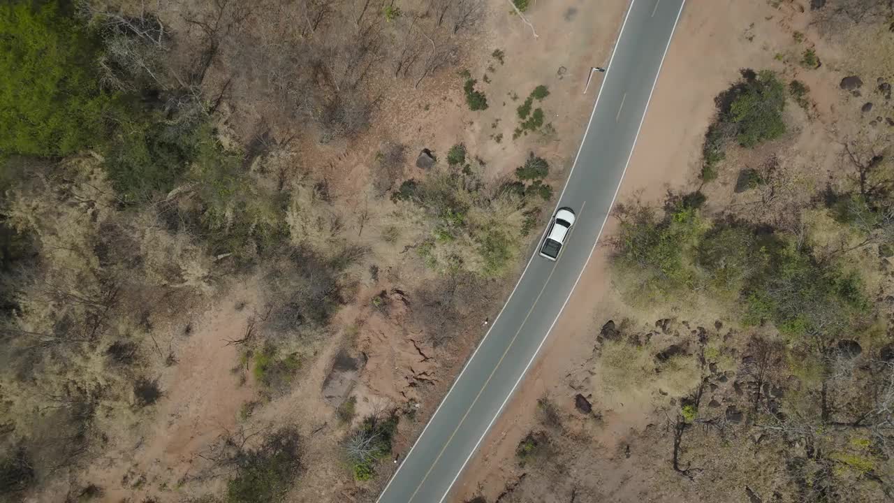 无人机镜头鸟瞰风景风景驾驶皮卡车荒芜的道路在农村地方旱季视频素材