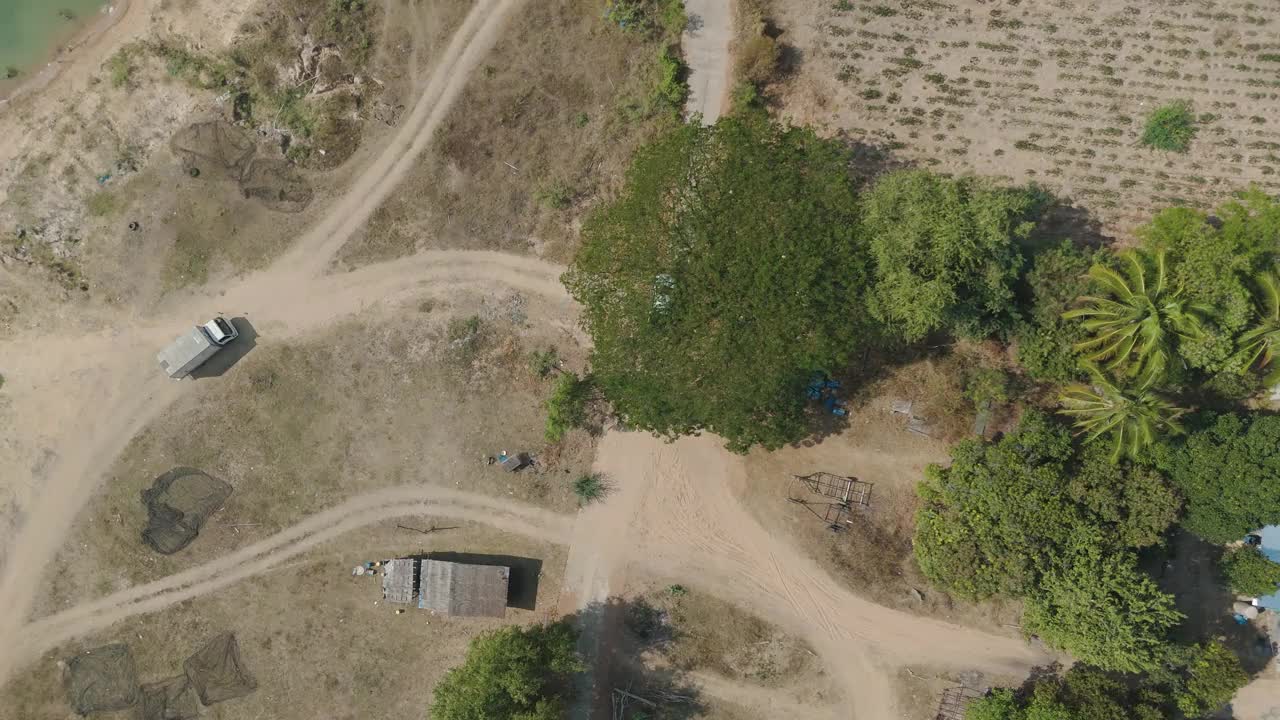 无人机镜头鸟瞰风景风景驾驶皮卡车荒芜的道路在农村地方旱季视频素材