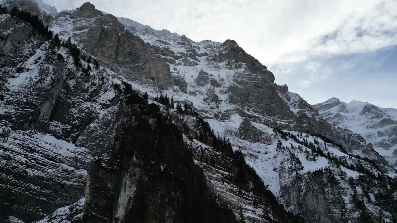 Klöntalersee瑞士山崖峰云视频素材