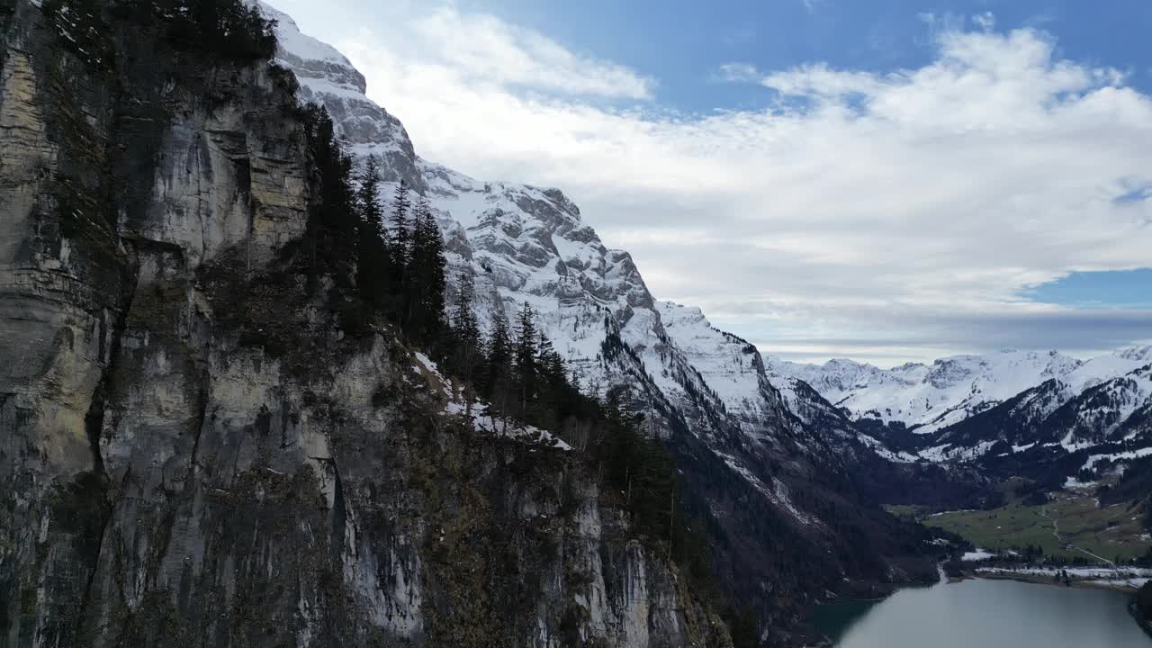 Klöntalersee瑞士侧面飞行显示大雪山视频素材