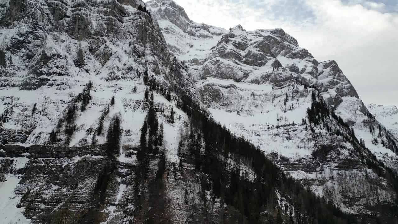 Klöntalersee瑞士格拉鲁斯一边平移飞行仰望山峰视频素材