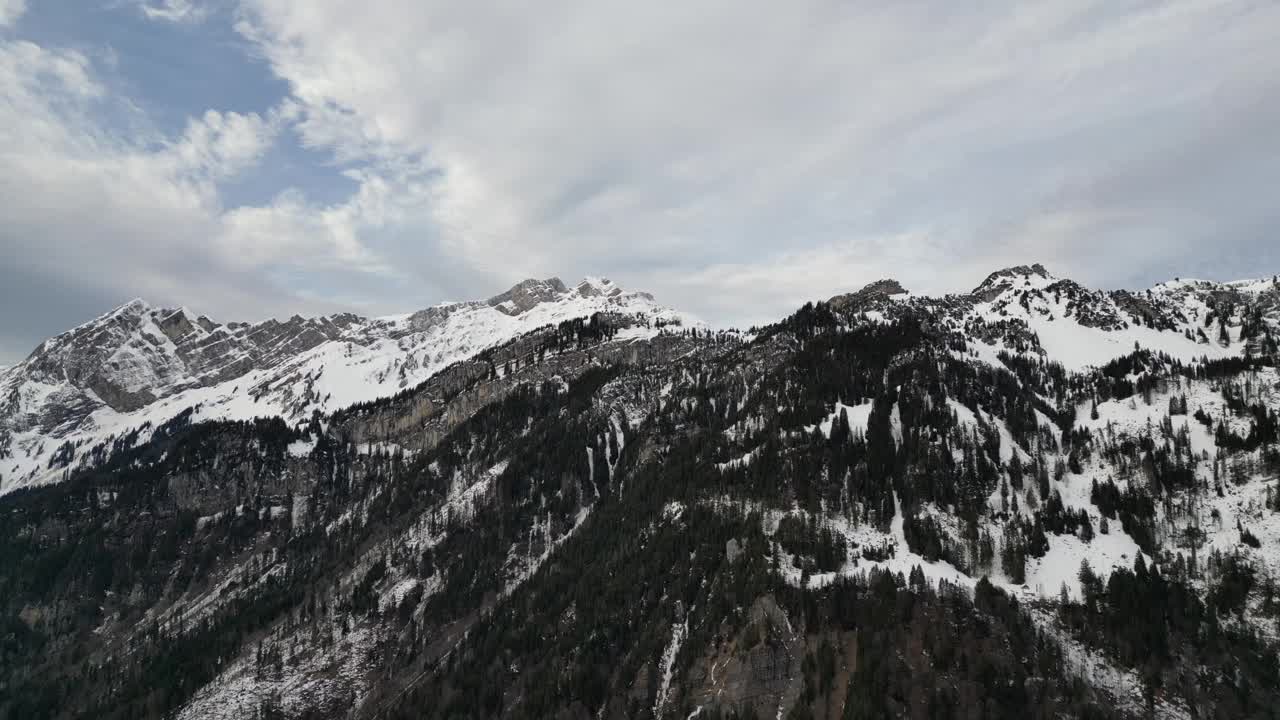 Klöntalersee瑞士格拉鲁斯著名的雪山天线视频素材