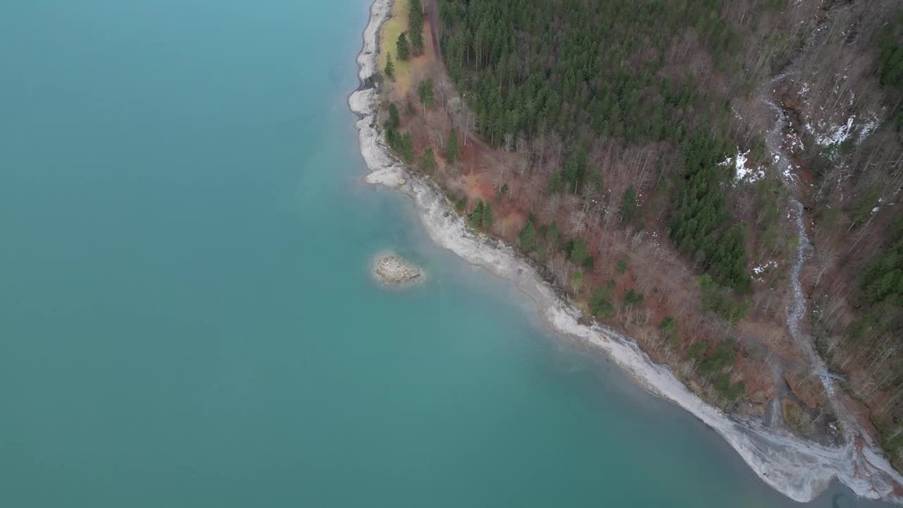 Klöntalersee瑞士格拉鲁斯在著名湖泊海滩边缘的空中拍摄视频素材