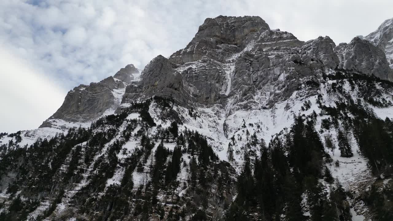 Klöntalersee瑞士格拉鲁斯仰望山峰平滑的空中与独特的观点视频素材