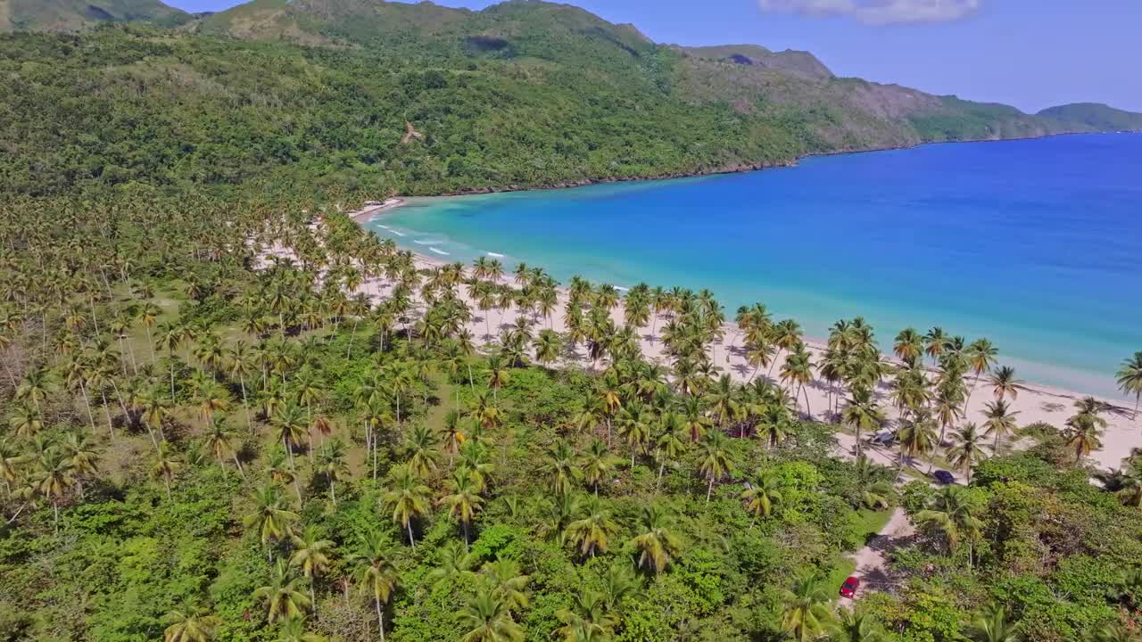 加勒比海普拉亚林孔的热带沙滩和蓝色海洋上的风景视频素材