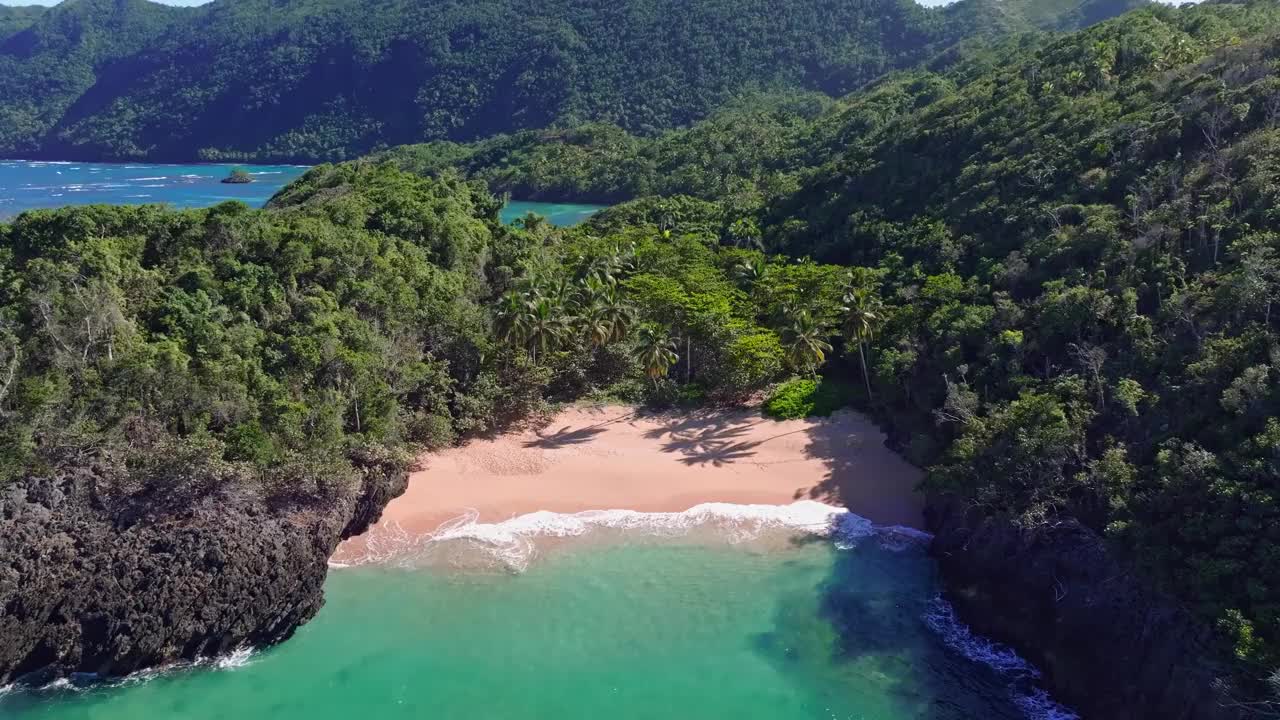 僻静的原始热带加勒比海海滩在海湾周围的丛林。空中视频素材