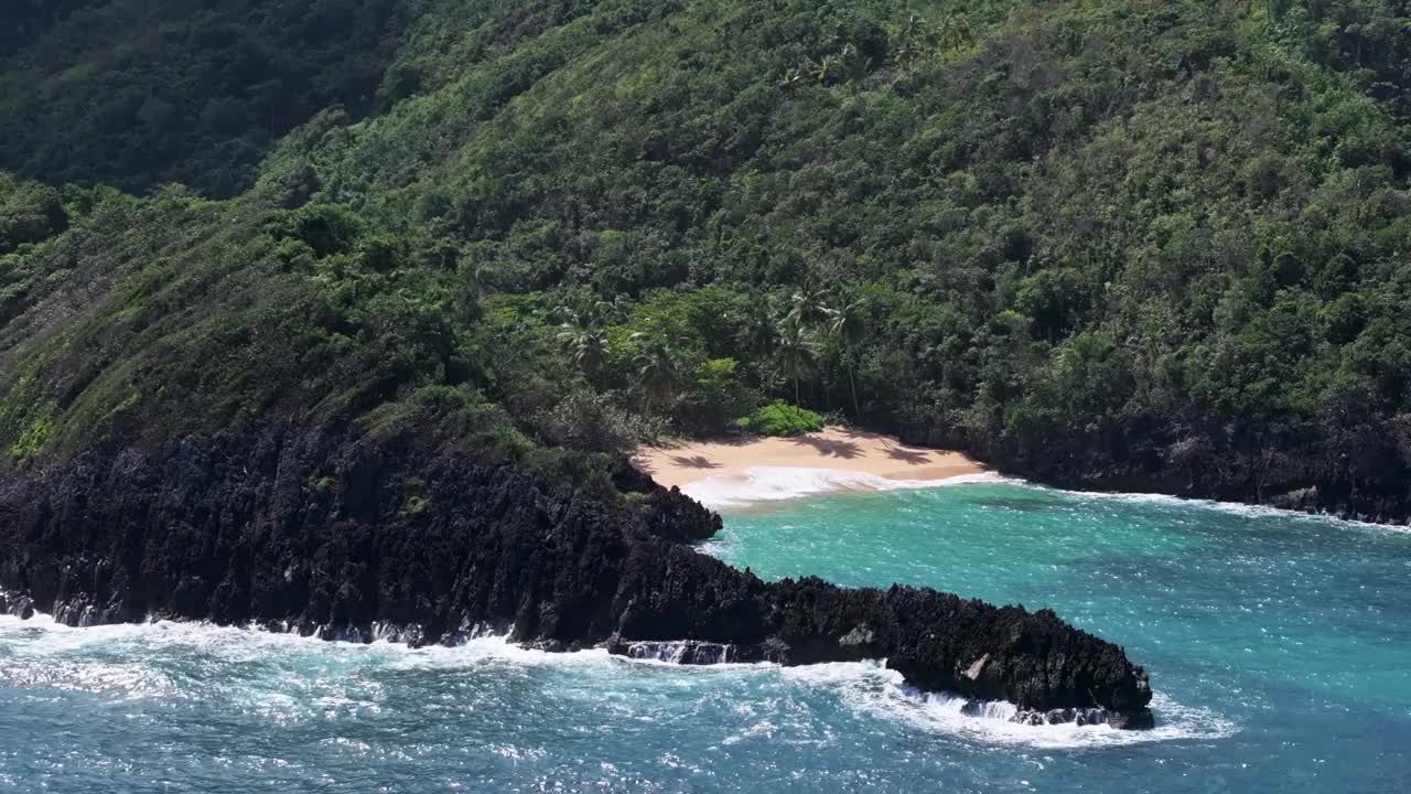 在多米尼加共和国的Playa Onda Samana热带海滩上，郁郁葱葱的森林山脉。无人机航拍视频素材