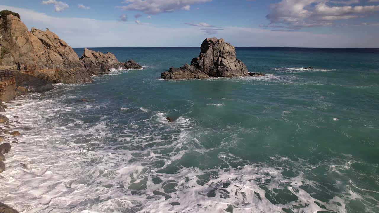 意大利南部有波浪的海。视频素材