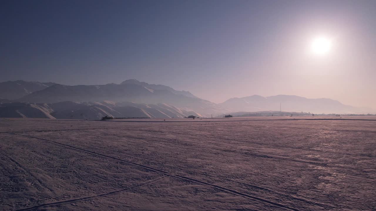 广阔的白雪覆盖的田野，朦胧的晴天，土耳其，jk01视频素材