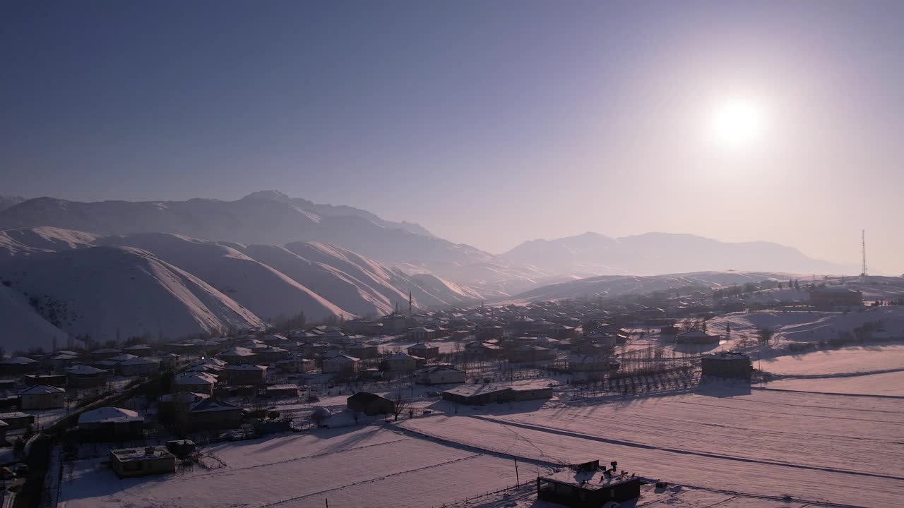 广阔的白雪覆盖的田野，朦胧的晴天，土耳其，jk01视频素材