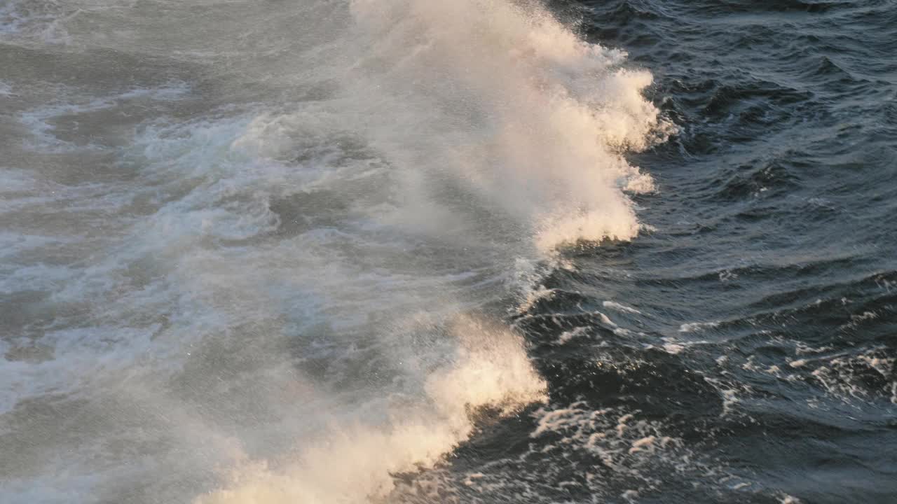 旅行时海上波涛汹涌，海水有波浪和泡沫视频下载