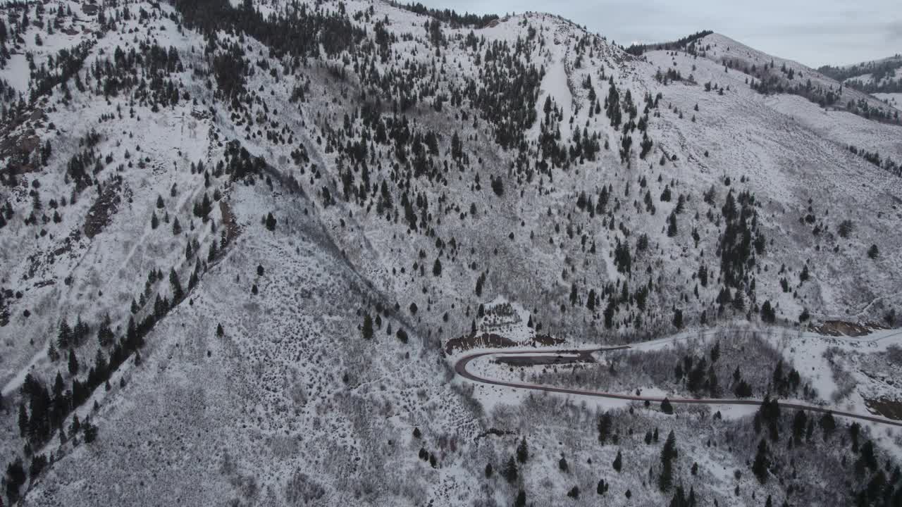 美国犹他州福克峡谷积雪覆盖的山脉，航拍视频素材