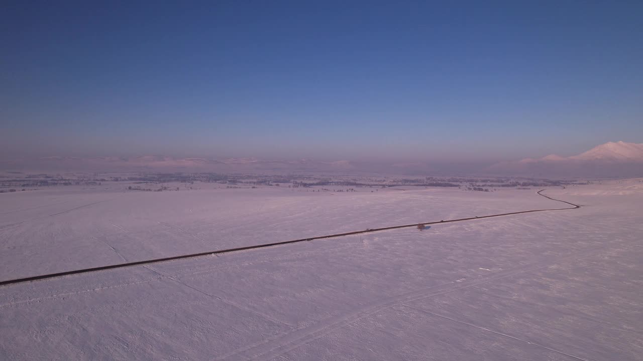 广阔的白雪覆盖的田野视频素材