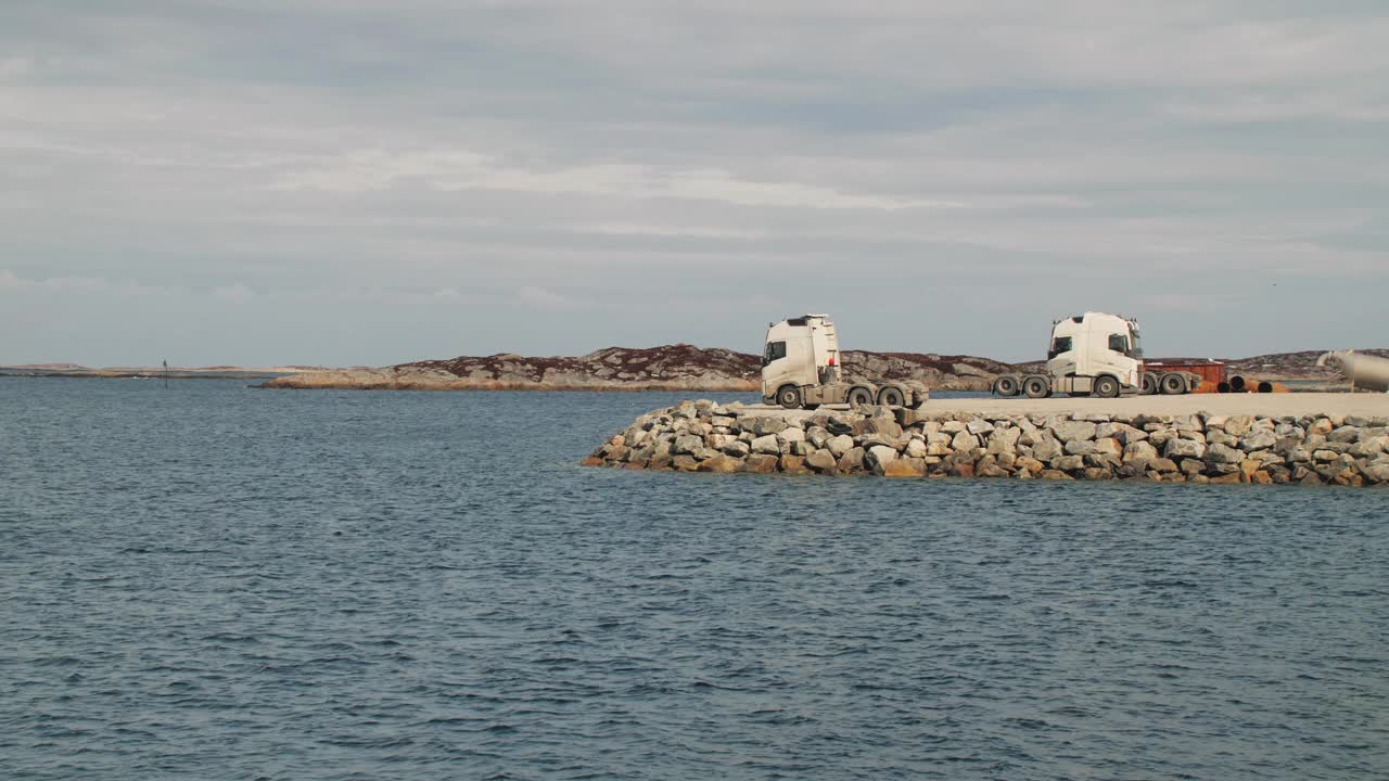 罗浮敦群岛的美丽景色与岩石海岸，蓝色的大海和地平线，放松和概念视频下载