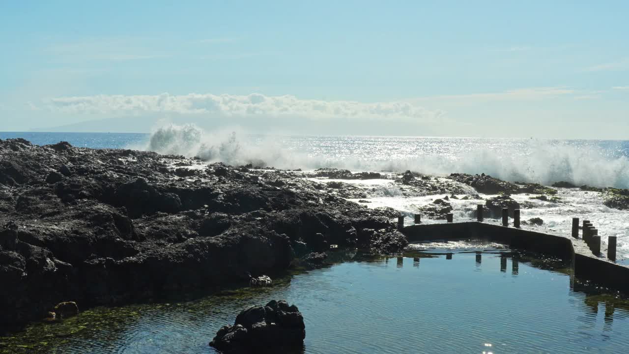 巨浪冲击着特内里费岛的火山岩池视频素材