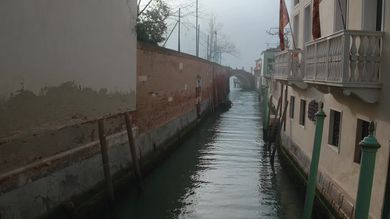 宁静的威尼斯运河，宁静的水边景观视频素材