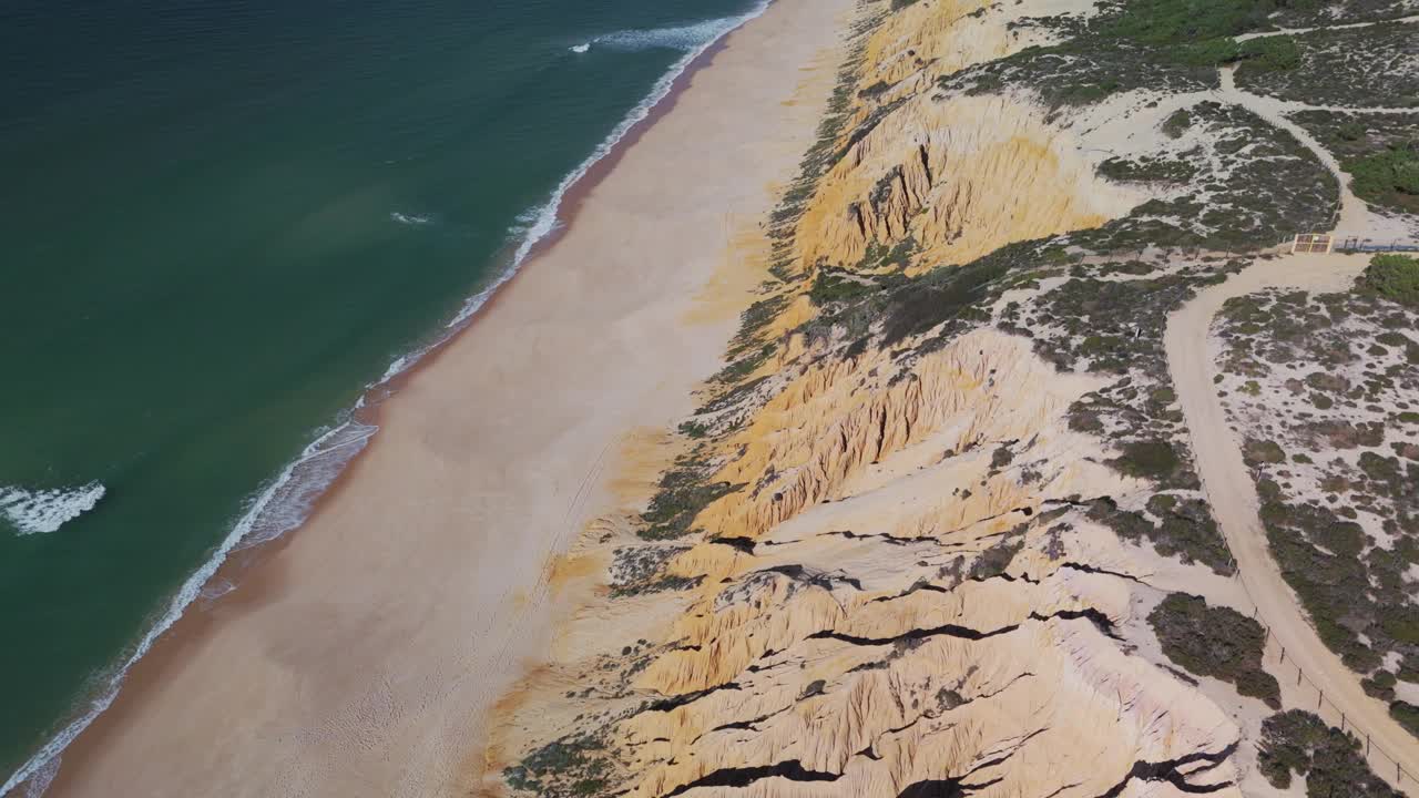 葡萄牙大西洋海岸的沙滩和崎岖的海岸线。空中倾斜拍摄视频素材