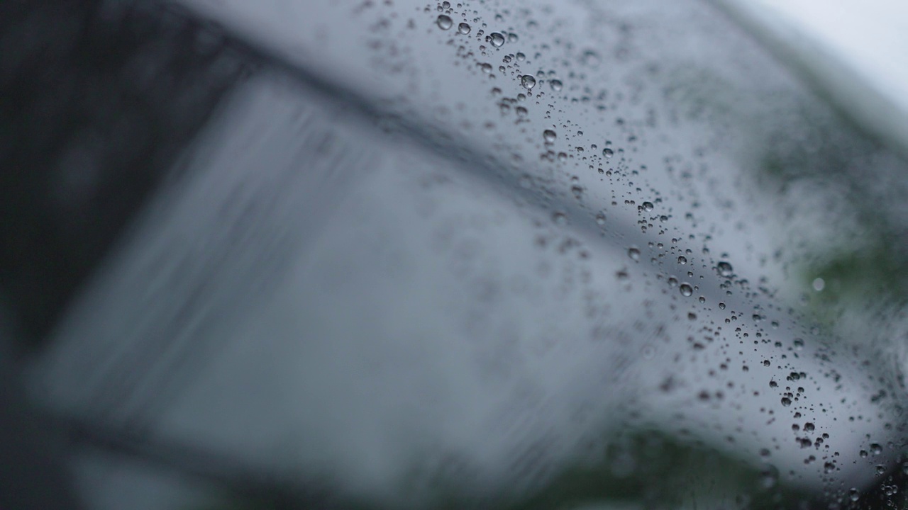 雨滴落在汽车的玻璃上。视频素材