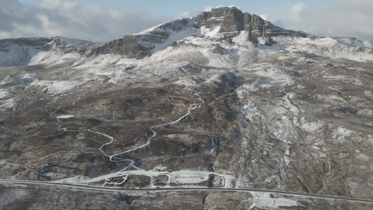 空中拍摄的天空上的斯托尔老人，在冰雪覆盖的岩石景观中可以看到蜿蜒的小径，冬天视频素材