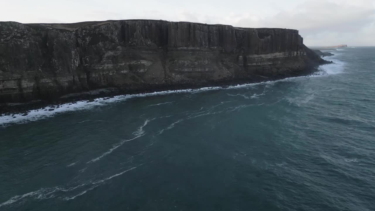 苏格兰斯凯的基尔特岩石海崖，海浪撞击，鸟瞰图视频素材