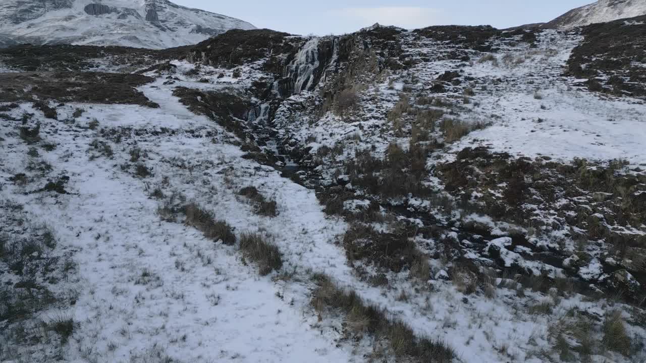 苏格兰斯凯岛的新娘面纱瀑布与雪，鸟瞰图视频素材