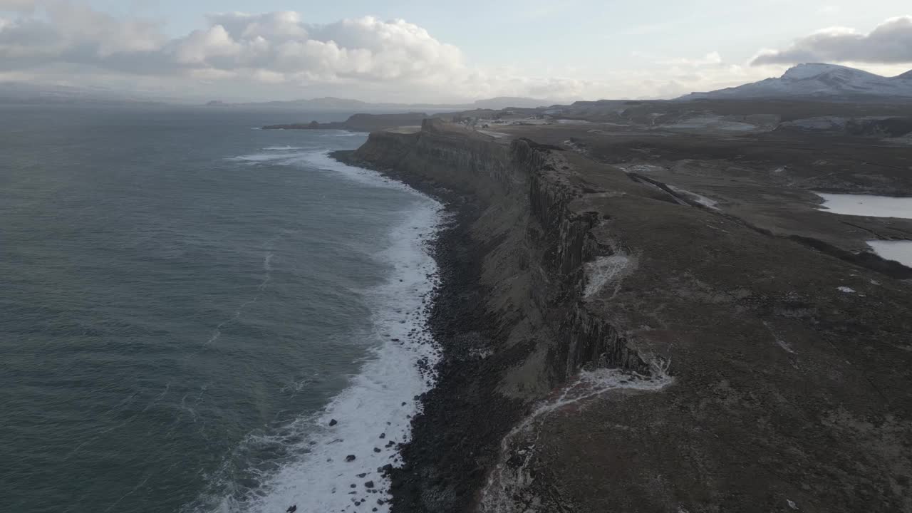 多云的天空下基尔特岩崎岖的悬崖，沿着苏格兰斯凯岛海岸线，有着宁静的大海视频素材