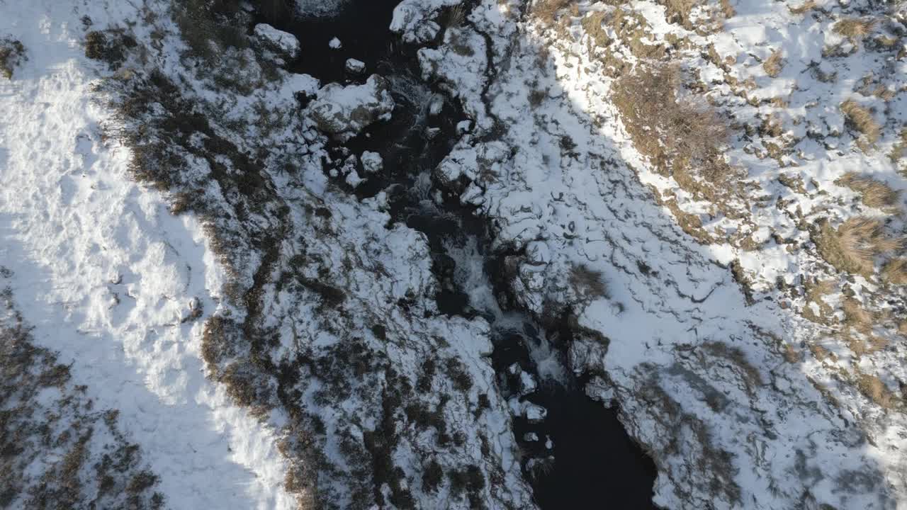 苏格兰天空新娘面纱地区的雪瀑，鸟瞰图捕捉冬季大自然的宁静之美视频素材